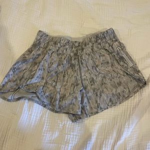 Lululemon mid rise tracker short 4” size 10